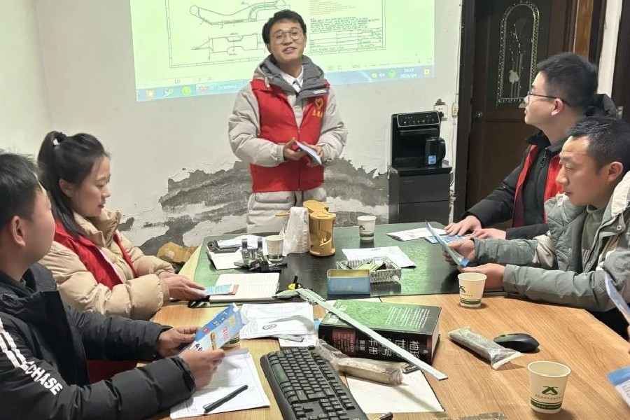 谷城县人民检察院工会开展学雷锋志愿服务活动3_副本.jpg