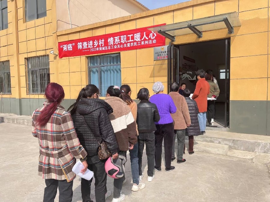 女性农民工排队准备检查 摄影者:尚白莹.jpg
