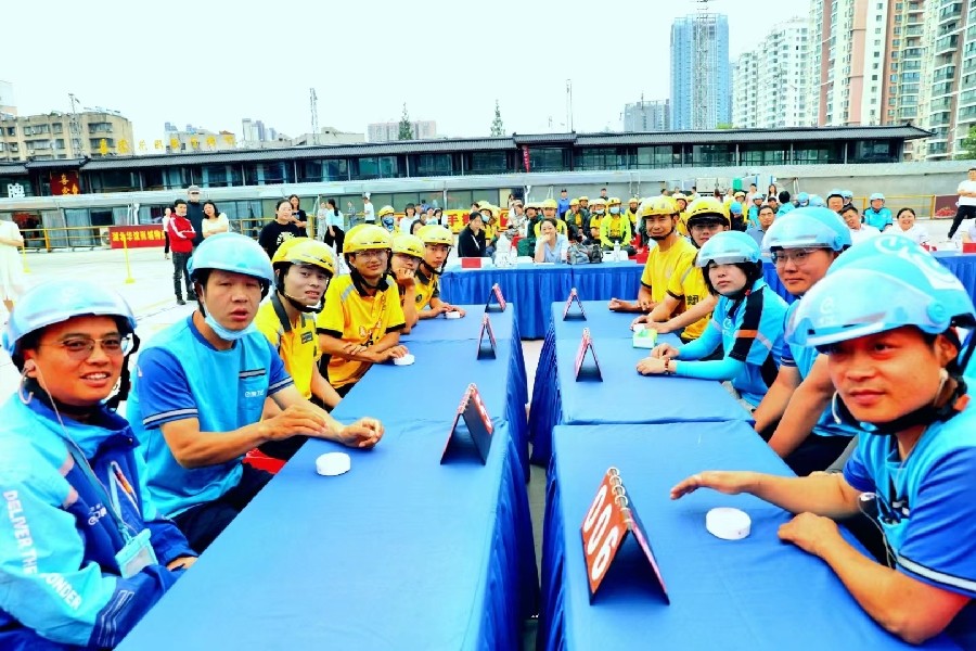 6月16日早上,由樊城区总工会、中原街道办事处工会联合会与饿了么、美团等外卖企业共同携手开展了樊城区中原街道工会“匠心永(001).jpg