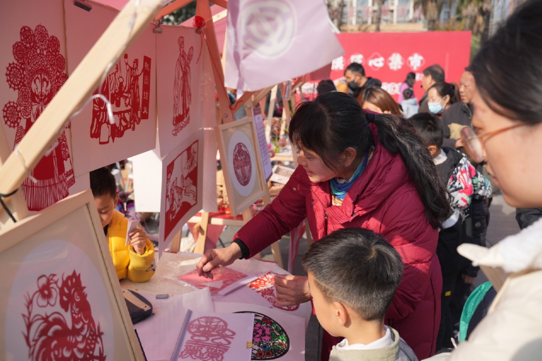 6襄阳劳模匠心集市 吴肖 摄.jpg