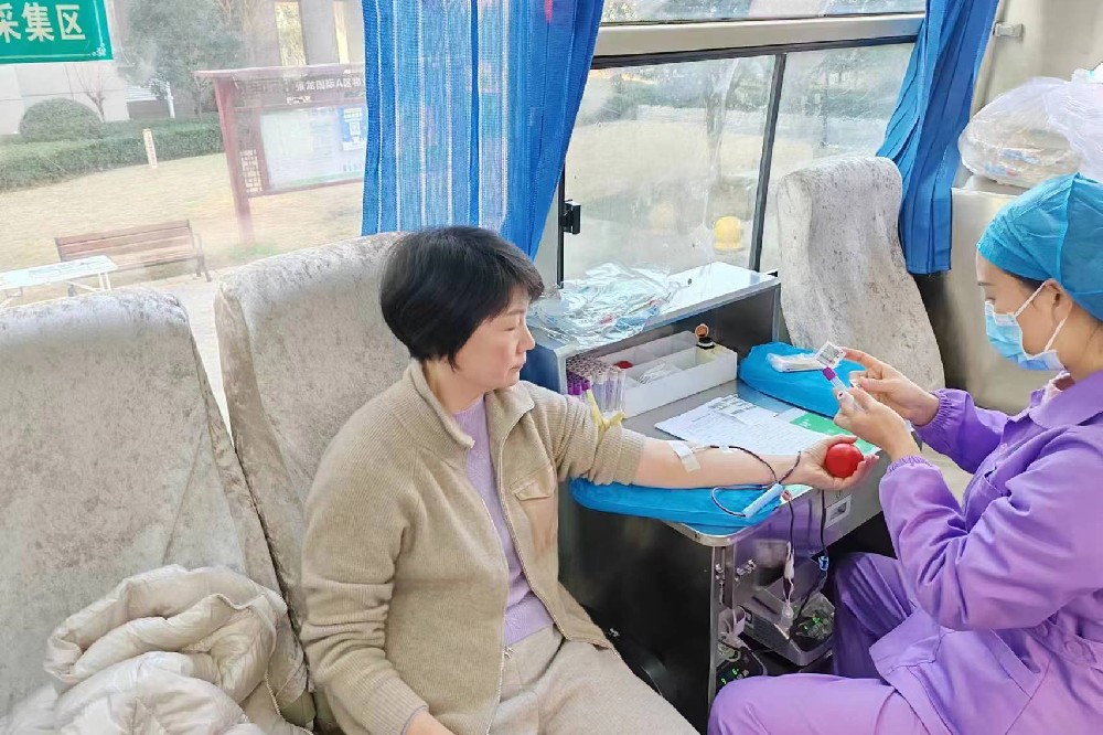 襄城营盘社区工会组织无偿献血活动.jpg