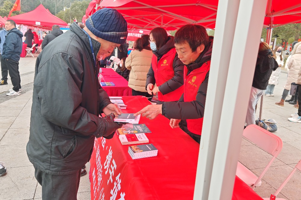 襄城区总工会举办新春首场招聘会.jpg