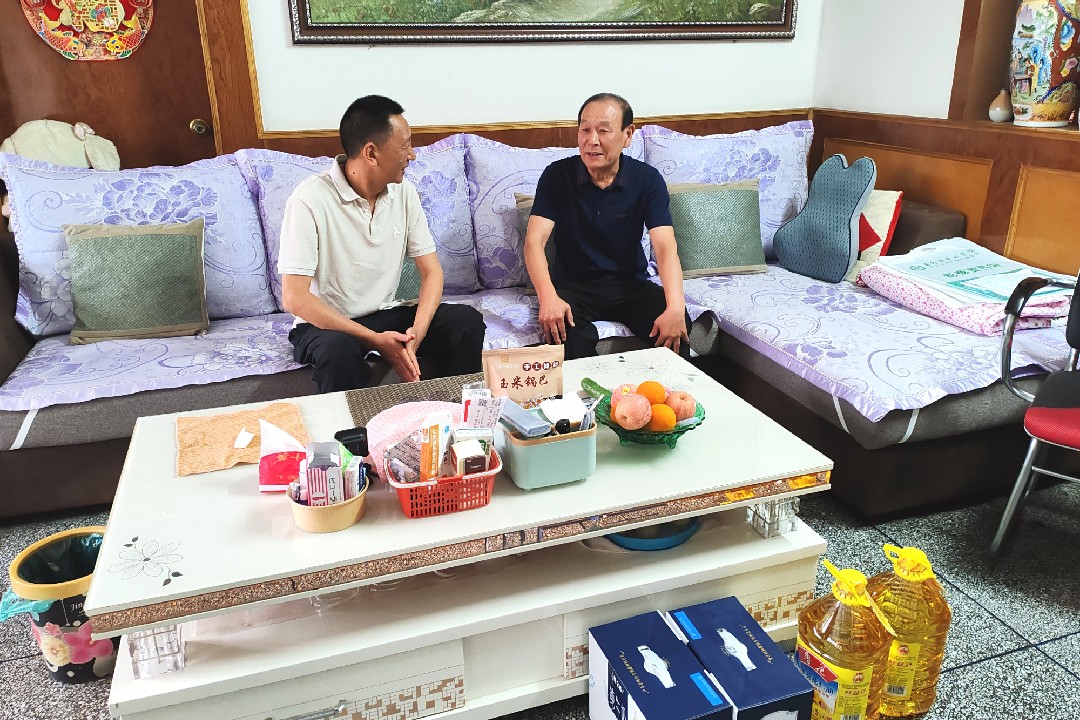 谷城慰问劳模_副本.jpg