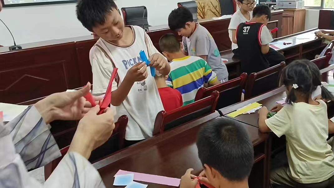 襄州区邓岗村举办“亲子手工 共筑传承梦”活动1_副本.png