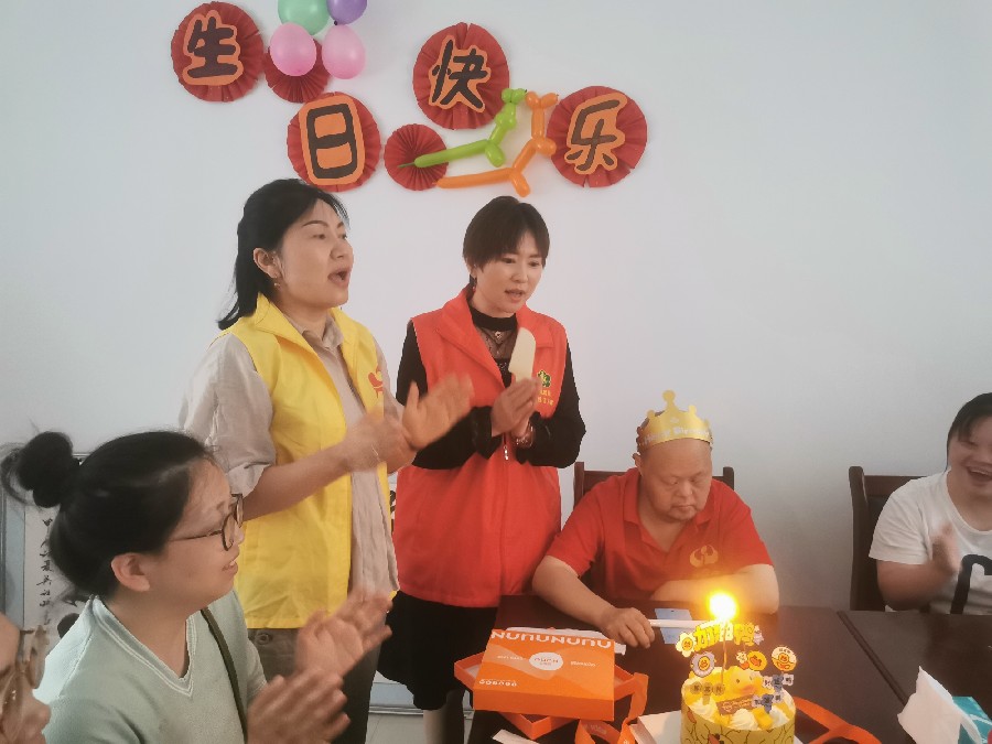 襄城区庞公街道建锦社区工会联合举办“金秋时节、爱的传递”生日会.jpg