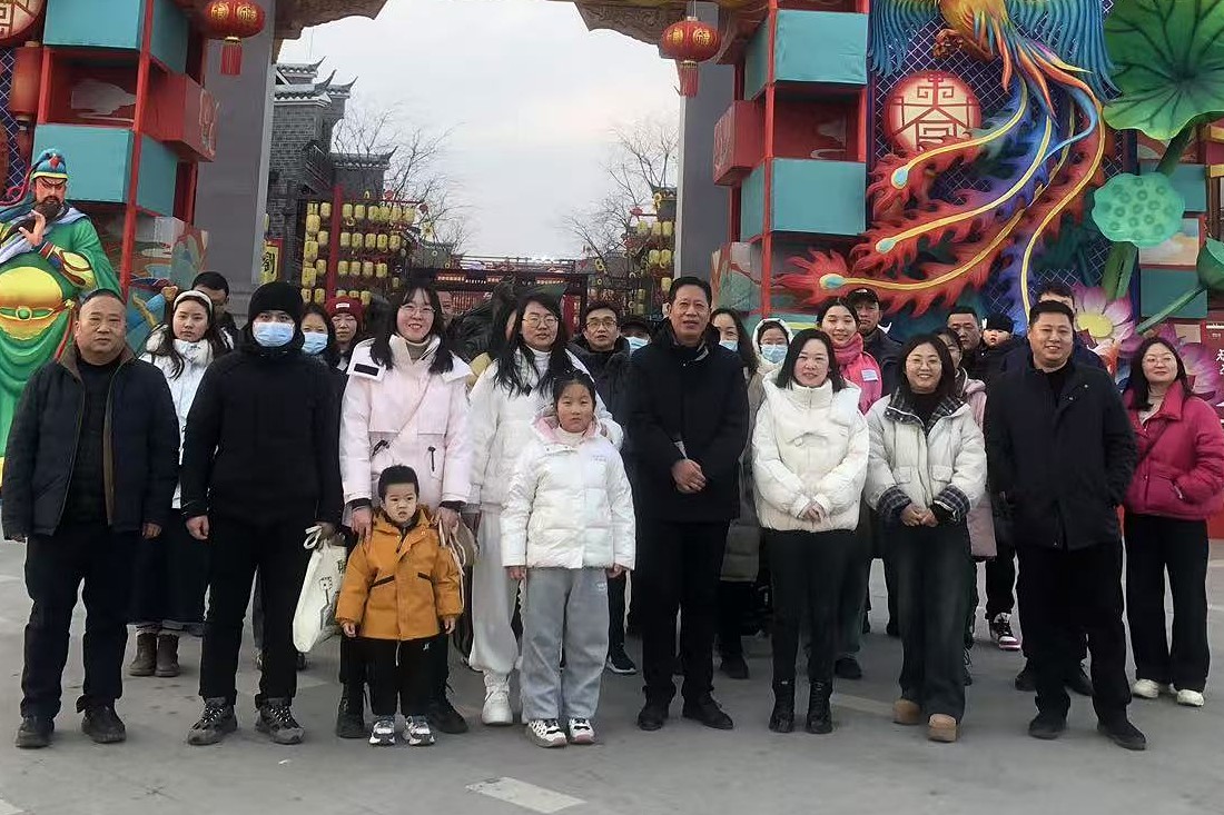 樊城区总工会邀请劳模共赏襄阳首届关圣自贡非遗彩灯庙会_副本.jpg