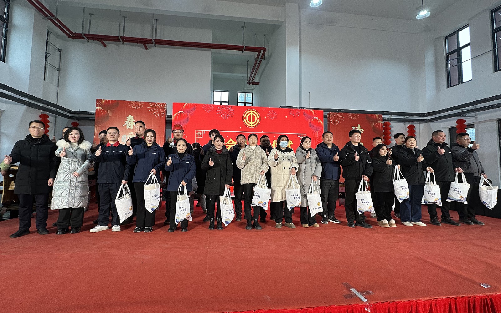 樊城区汉江街道职工春节联欢会圆满落幕 (2)_副本.jpg